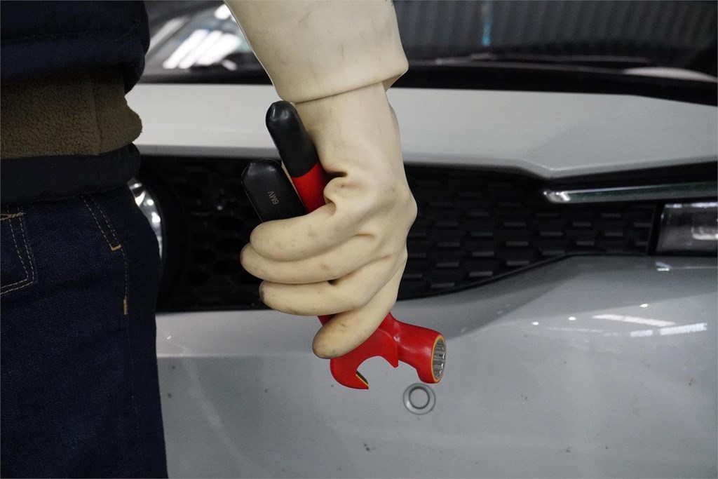 Seguridad en la manipulación de vehículos eléctricos, un compromiso ineludible para los talleres