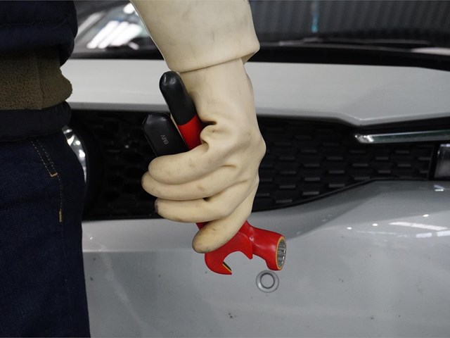 Seguridad en la manipulación de vehículos eléctricos, un compromiso ineludible para los talleres
